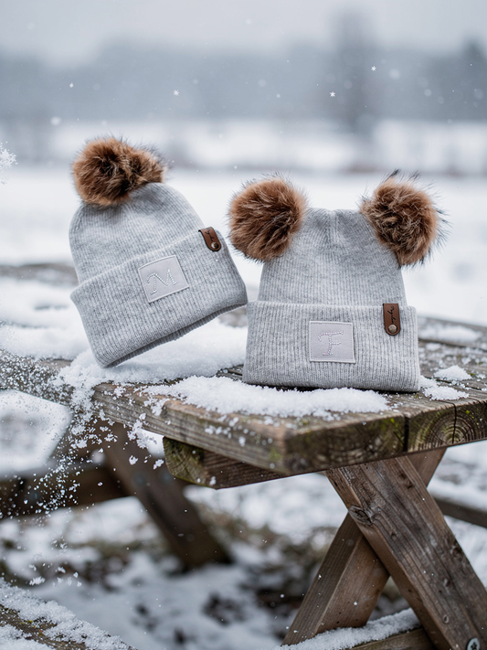 Beanie mit Bommel grau